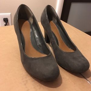 Women’s 7.5 grey suede heels.